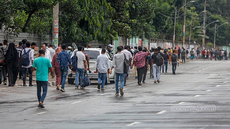 ঢাকার বনানীতে বিআরটিএ কার্যালয়ের সামনে সড়কের মধ্যে সিএনজিচালিত আটোরিকশা রেখে বিক্ষোভ করেন একদল অটোরিকশা চালক। ফলে অনেকে পায়ে হেঁটে গন্তব্যে রওনা হন