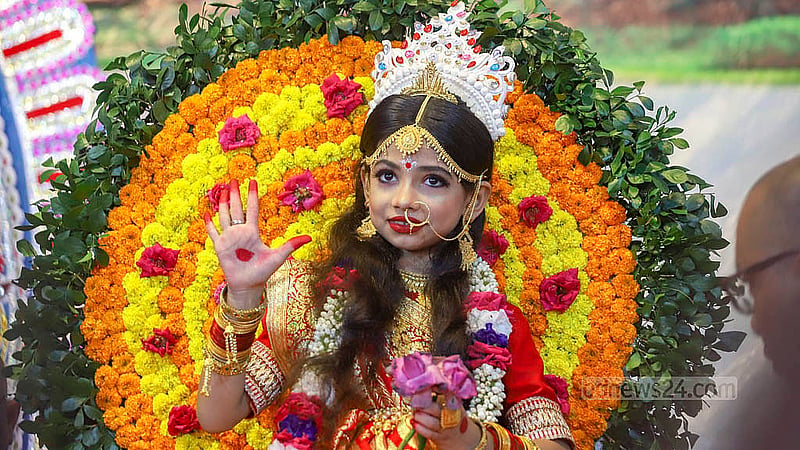 ঢাকার রামকৃষ্ণ মিশনে শুক্রবার কুমারী পূজায় দেবীর আসনে ছিল সংহিতা ভট্টাচার্য