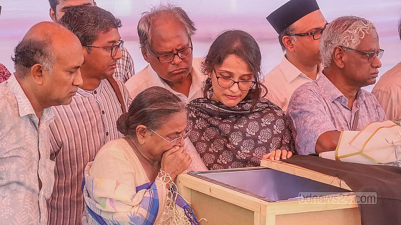 ঢাকার কেন্দ্রীয় শহীদ মিনারে শ্রদ্ধার জন্য রাখা ভাষা সংগ্রামী আহমদ রফিকের মরদেহ দেখে আবেগপ্লুত হয়ে পড়ে অনেকেই।