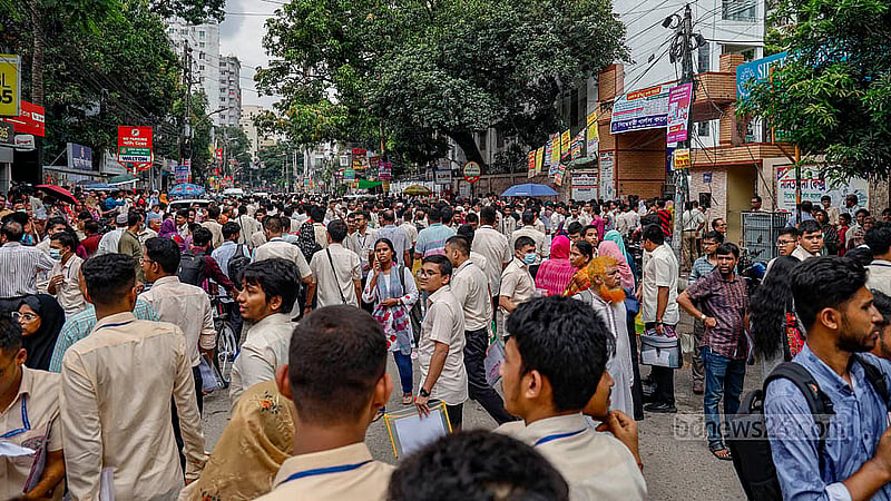 এইচএসসি পরীক্ষার প্রথম দিনে রোববার সিদ্ধেশ্বরী গার্লস কলেজের পরীক্ষা কেন্দ্র থেকে পরীক্ষা শেষে বের হচ্ছেন শিক্ষার্থীরা