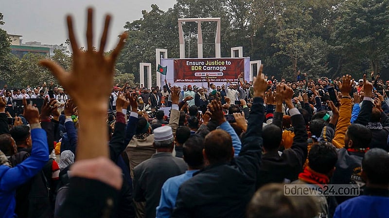 পিলখানায় বিডিআর বিদ্রোহের ঘটনায় দায়ের করা মামলায় গ্রেপ্তার জওয়ানদের মুক্তির দাবিতে বুধবার কেন্দ্রীয় শহীদ মিনারে সমাবেশ করেন তাদের স্বজনরা
