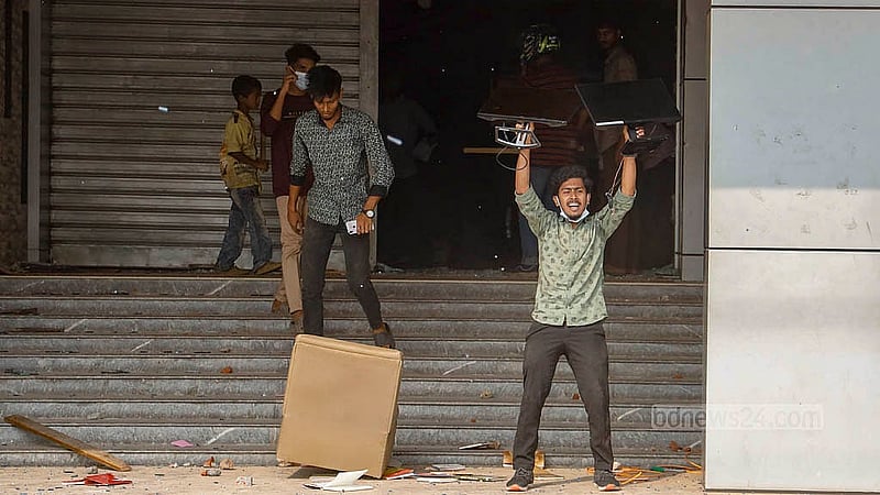 রাজধানীর যাত্রাবাড়ীতে সোমবার দুপুরে ড. মাহবুবুর রহমান মোল্লা কলেজে হামলার পর বিভিন্ন জিনিসপত্র নিয়ে যান হামলাকারীরা
