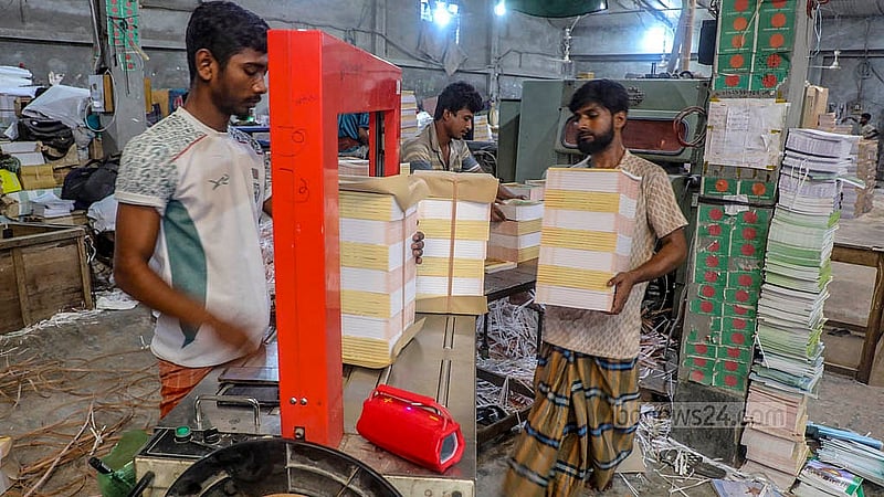 ছাপার কাজ শেষে বই প্রস্তুতের বাকি কাজ করছেন কর্মীরা। শনিবার ঢাকার যাত্রাবাড়ীর মাতুয়াইলের ব্রাইট প্রিন্টিং প্রেসে দেখা গেল তাদের ব্যস্ততা