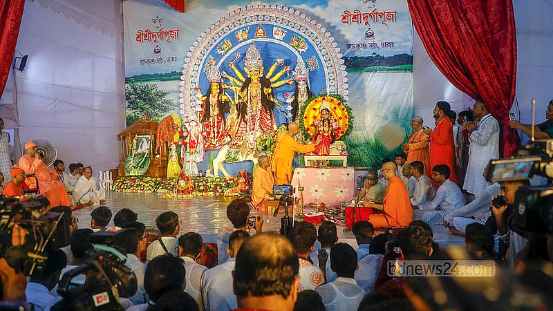 প্রতি বছরের মত এবারও সবচেয়ে বড় পরিসরে কুমারী পূজা হয়েছে ঢাকার গোপীবাগে রামকৃষ্ণ মিশন ও মঠে