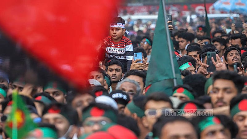 কেন্দ্রীয় শহীদ মিনারে বৈষম্যবিরোধী ছাত্র আন্দোলনের 'মার্চ ফর ইউনিটি' কর্মসূচিতে মঙ্গলবার বড়দের সঙ্গে যোগ দেয় ছোটরাও