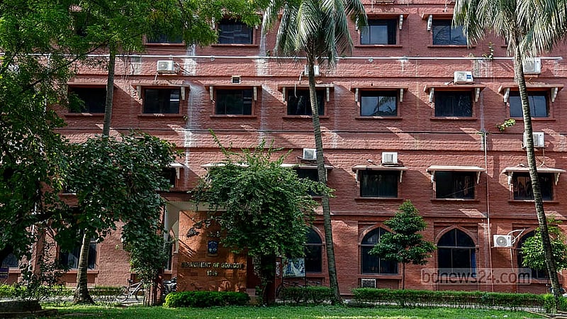 ঢাকা বিশ্ববিদ্যালয় কেন্দ্রীয় ছাত্র সংসদ (ডাকসু) নির্বাচনে এবার আটটি কেন্দ্রে ভোট নেওয়া হবে। এর মধ্যে ভূতত্ত্ব বিভাগ কেন্দ্রে ভোট দেবেন কবি সুফিয়া কামাল হলের শিক্ষার্থীরা