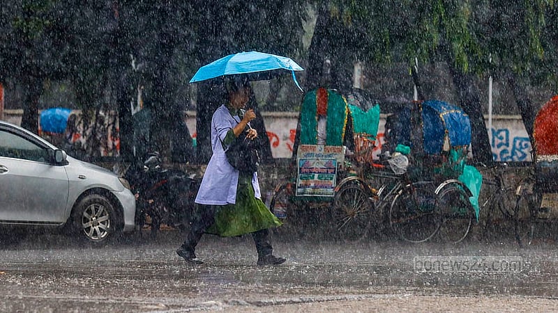 ঝিরিঝিরি বৃষ্টি থামার লক্ষণ না থাকায় সোমবার ঢাকা বিশ্ববিদ্যালয় এলাকায় ছাতা মাথায় গন্তব্যে রওনা হন অনেকেই