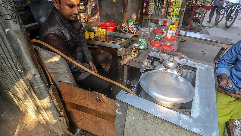 কড়াইল বস্তির বউবাজার এলাকায় অবৈধ গ্যাস সংযোগে চলছে চায়ের দোকান। প্রতিদিন এই দোকানিকে দিতে হয় ৬০ টাকা