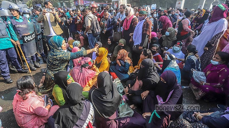 প্রাথমিক বিদ্যালয়ের সহকারী শিক্ষক পদে বাতিল হওয়া নিয়োগ ফিরে পাওয়ার দাবিতে সোমবার রাজধানীর শাহবাগ মোড় অবরোধ করে বিক্ষোভ করেন ঢাকা ও চট্টগ্রাম বিভাগের প্রার্থীরা