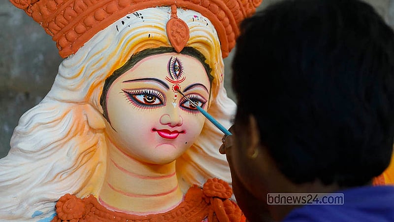 ঢাকার বাংলাবাজারের প্রাণ বল্লভ জিউ মন্দিরে শেষ সময়ে প্রতিমা সাজাতে ব্যস্ত সময় পার করছেন শিল্পীরা