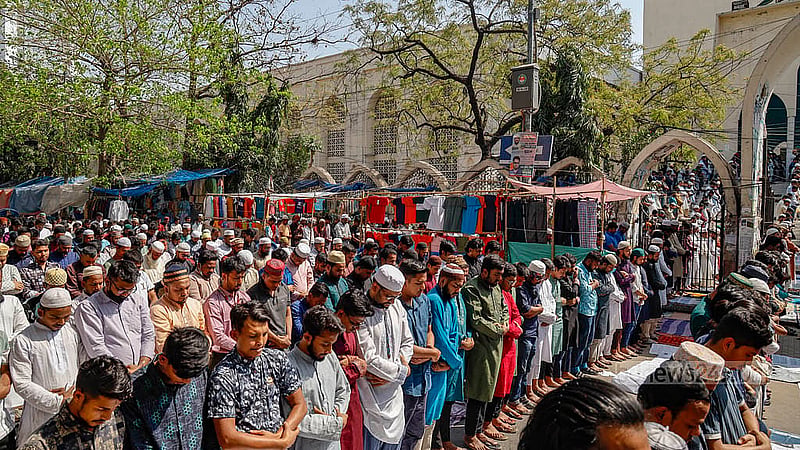 রোজার মাসের প্রথম জুমায় বায়তুল মোকাররম জাতীয় মসজিদে জায়গা না পেয়ে সড়কেও নামাজ আদায় করে মানুষ