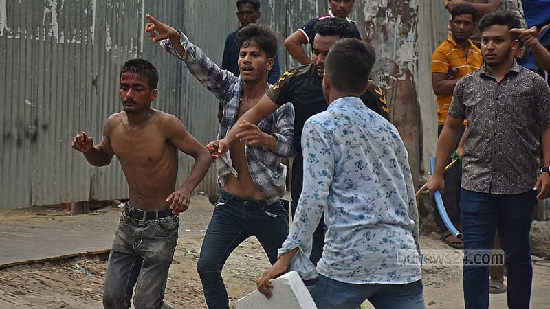 চট্টগ্রামের মুরাদপুরে মঙ্গলবার বিকালে কোটা বিরোধী শিক্ষার্থীদের সঙ্গে সরকারদলীয় সংগঠনের কর্মীদের সংঘর্ষের মধ্যে ছাত্রলীগের কর্মী ভেবে একজনকে পিটুনি দিয়ে ছেড়ে দেয় আন্দোলনকারীরা