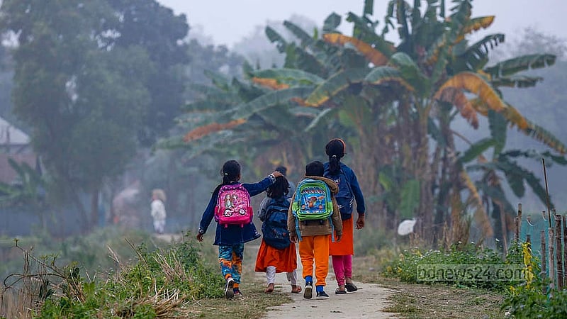 মানিকগঞ্জের খাসের চর এলাকায় বৃহস্পতিবার সকালে শীতের মধ্যে স্কুল শেষে বাড়ির পথে চর দূর্গাপুর সরকারি প্রাথমিক বিদ্যালয়ের শিক্ষার্থীরা