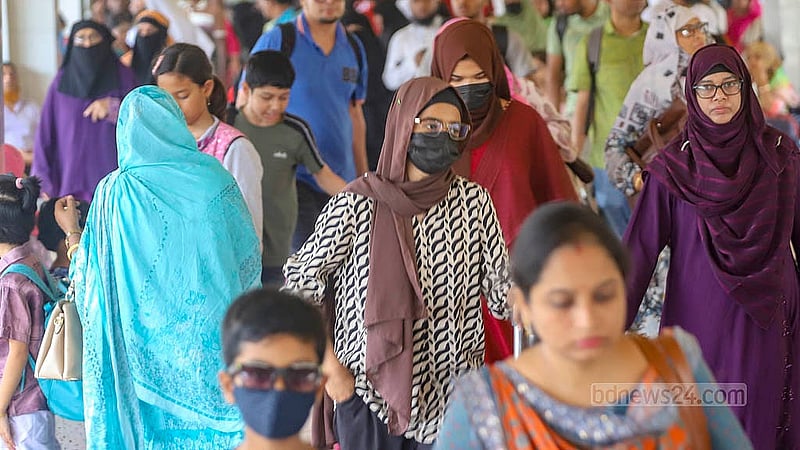 কোরবানির ঈদের ফিরতি যাত্রায় মাস্ক পরাসহ স্বাস্থ্যবিধি মেনে চলতে যাত্রীদের অনুরোধ জানিয়েছে রেলপথ মন্ত্রণালয়। মঙ্গলবার কমলাপুর রেলওয়ে স্টেশনে