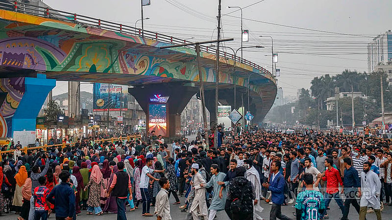 সাত দাবিতে শনিবার বিকালে মিছিল নিয়ে মহাখালী রেলগেট ও আমতলী হয়ে ক্যাম্পাসের সামনে জড়ো হন তিতুমীর কলেজের শিক্ষার্থীরা