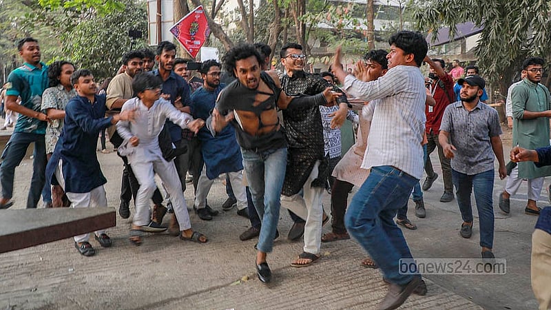 নতুন সংগঠন ‘বাংলাদেশ গণতান্ত্রিক ছাত্র সংসদের’ আত্মপ্রকাশের পর বুধবার বেসরকারি বিশ্ববিদ্যালয়ের শিক্ষার্থীদের আরেক পক্ষের হট্টগোল হয়