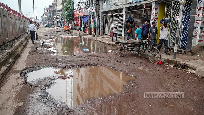 ঢাকার দোলাইর পাড় থেকে যাত্রাবাড়ী যাওয়ার মূল সড়কটি খানাখন্দে ভরা। এক বছরের বেশি সময় ধরে এমন বেহাল দশা