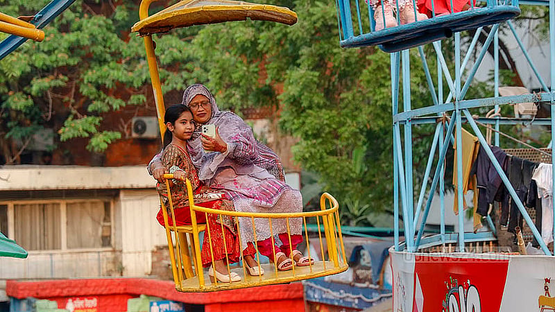 শ্যামলীতে ডিএনসিসি ওয়ান্ডারল্যান্ড পার্কে মঙ্গলবার রাইডে চড়ার সময়