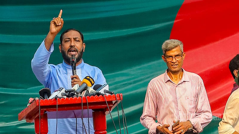 আওয়ামী লীগ নিষিদ্ধের দাবিতে শুক্রবার প্রধান উপদেষ্টার বাসভবন যমুনার কাছে মিন্টো রোডের প্রবেশ মুখে সমাবেশে বক্তব্য দেন বাংলাদেশ লেবার পার্টি চেয়ারম্যান মোস্তাফিজুর রহমান ইরান