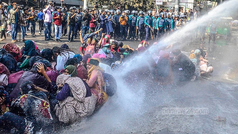 ঢাকা ও চট্টগ্রাম বিভাগে সরকারি প্রাথমিক বিদ্যালয়ে সহকারী শিক্ষক পদে কোটায় নির্বাচিত হওয়া ৬ হাজার ৫৩১ জনের ফল বাতিল করে হাই কোর্ট। প্রতিবাদে সোমবার তারা শাহবাগ মোড় অবরোধ করলে জলকামান ব্যবহার করে ছত্রভঙ্গ করে পুলিশ
