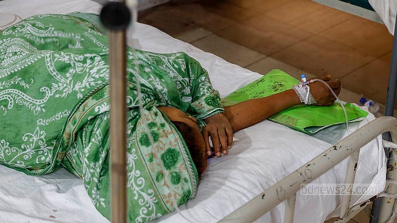 ঢাকার মুগদা মেডিকেল কলেজ হাসপাতালে প্রতিদিনই ভর্তি হচ্ছে ডেঙ্গু রোগী সংখ্যা। পুরো অক্টোবর মাসজুড়ে হাসপাতলে ছিল ডেঙ্গু রোগীর চাপ