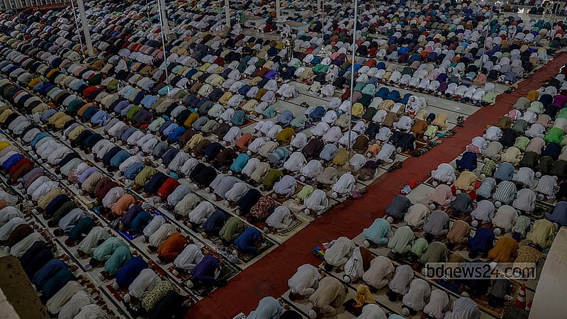 বায়তুল মোকাররম জাতীয় মসজিদে সোমবার সকালে ঈদুল ফিতরের প্রথম জামাতে অংশ নেন মুসলমানরা