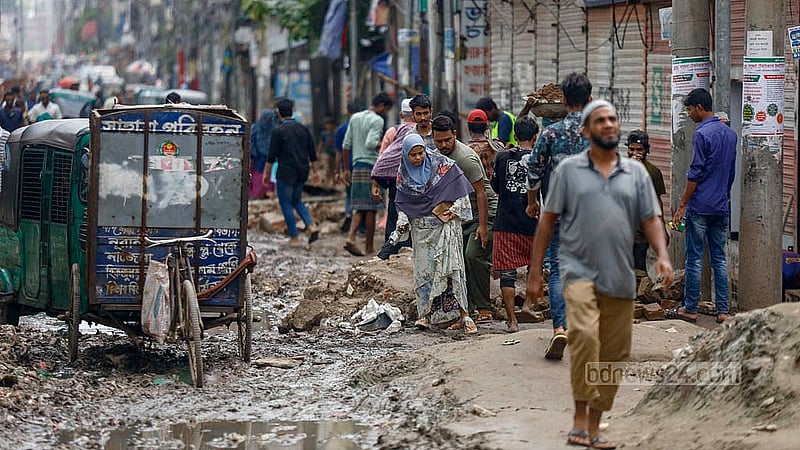 একদিকে ভাঙা সড়কে বৃষ্টির পানি জমেছে, অন্যদিকে চলছে ড্রেন সংস্কারের কাজ। পোস্তগোলা ব্রিজ হয়ে যাত্রাবাড়ী মোড়ে যাওয়ার সড়কটি কয়েক মাস ধরেই বেহাল