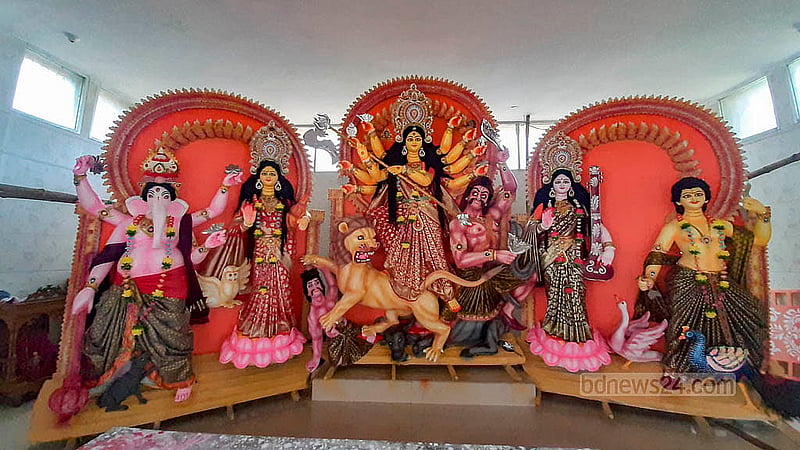 ঢাকা বিশ্ববিদ্যালয়ের জগন্নাথ হলে দেবীর প্রতিমা তৈরির মূল কাজ প্রায় শেষ। এখন চলছে সাজসজ্জার কাজ