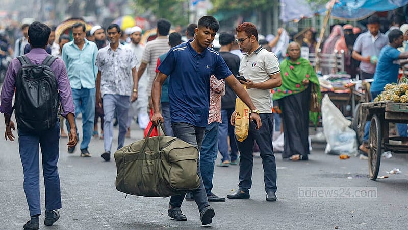 হাতে ব্যাগ নিয়ে বৃহস্পতিবার দুপুরে কাটাবন থেকে শাহবাগের দিকে হেঁটে যাচ্ছেন এক ব্যক্তি। শাহবাগ বন্ধ থাকায় এ এলাকায় বিকল্প বাহন পাওয়াটা  মুশকিল