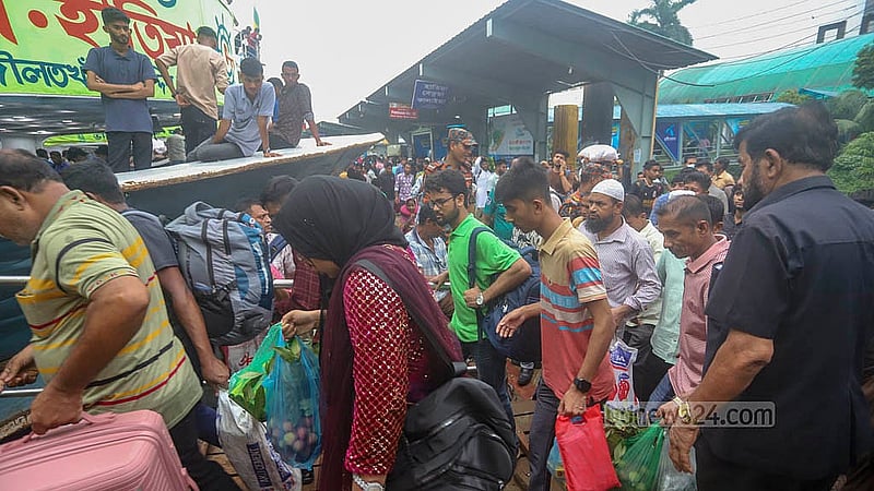 স্বজনদের সঙ্গে কোরবানির ঈদ উদযাপানে দক্ষিণের অনেক মানুষ বেছে নিয়েছে নৌপথ। বৃহস্পতিবার রাজধানীর সদরঘাট লঞ্চ টার্মিনালে