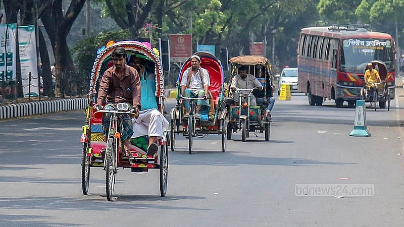 সচিবালয়ের সামনে দিয়ে চলাচল করছে ব্যাটারিচালিত রিকশা। এই সড়কে রিকশা চলাচলে আছে নিষেধাজ্ঞা