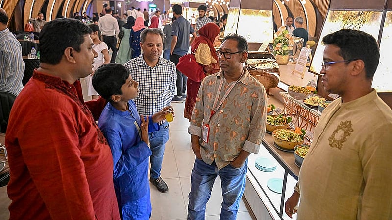 ঊনবিংশতম প্রতিষ্ঠাবার্ষিকী সামনে রেখে বিডিনিউজ টোয়েন্টিফোর ডটকমের কর্মীরা পরিবারের সদস্যদের নিয়ে মিলিত হয়েছিলেন ‘ফ্যামিলি ডে’র আয়োজনে। শনিবার সন্ধ্যাটা তাদের কেটেছে আড্ডা গান আর