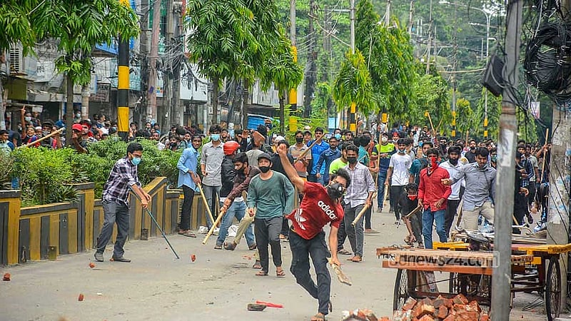 এক দফা দাবিতে অসহযোগ আন্দোলনের প্রথম দিন রোববার চট্টগ্রাম নিউ মার্কেট এলাকায় আন্দোলনকারীদের সঙ্গে ছাত্রলীগের সংঘর্ষ