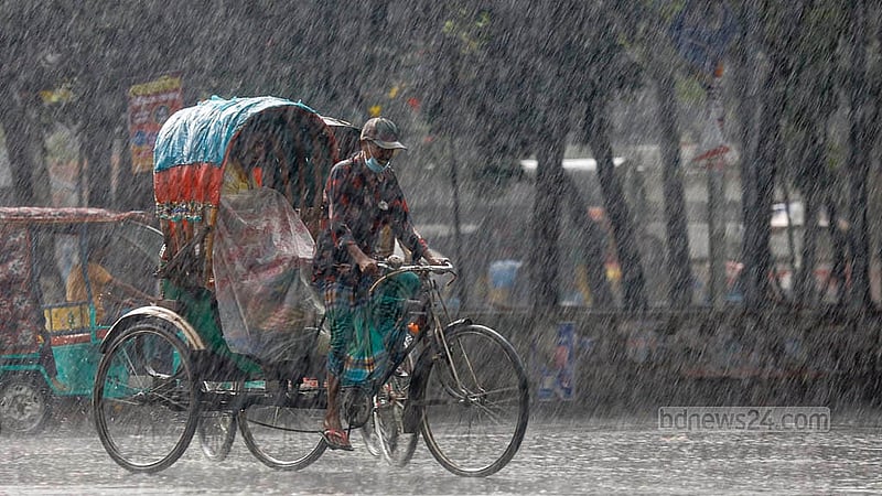 ঢাকা বিশ্ববিদ্যালয় এলাকায় বুধবার বিকালে বৃষ্টির মধ্যে যাত্রী নিয়ে গন্তব্যের পথে রিকশাচালকরা