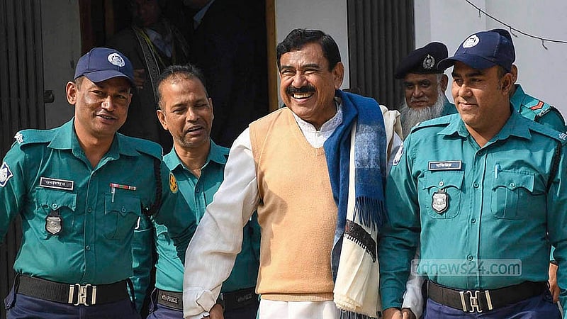 আন্তর্জাতিক অপরাধ ট্রাইব্যুনাল থেকে শুনানি শেষে মঙ্গলবার কারাগারে যাওয়ার পথে হাস্যোজ্জ্বল আওয়ামী লীগ নেতা ও সাবেকমন্ত্রী শাহজাহান খান।