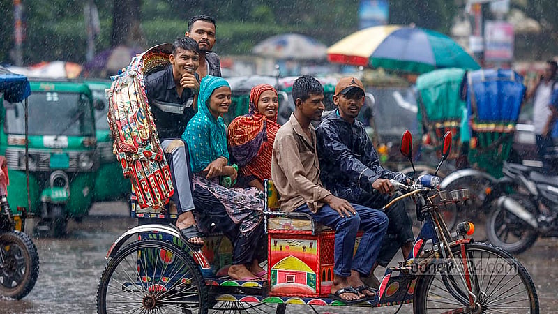 ব্যাটারির রিকশায় চেপে ছুটছিলেন গন্তব্যে, ঢাকা বিশ্ববিদ্যালয় এলাকায় পৌঁছানোর পর বৃষ্টি শুরু হলে যাত্রীরা সানন্দে ভেজেন