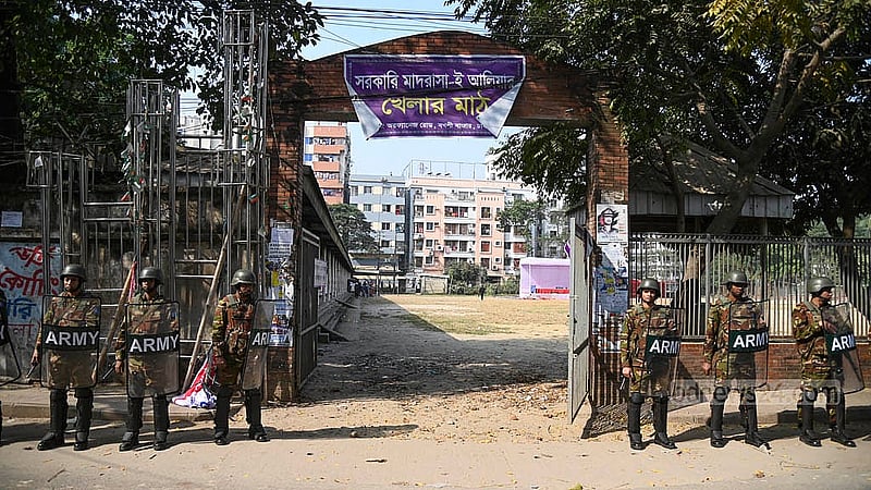 পুরান ঢাকার বকশীবাজারের আলিয়া মাদ্রাসা মাঠে অস্থায়ী আদালতের প্রবেশ গেটের বাইরে বৃহস্পতিবার সকালে মাদ্রাসা শিক্ষার্থীদের বিক্ষোভের পর নিরাপত্তায় সেনা সদস্যরা