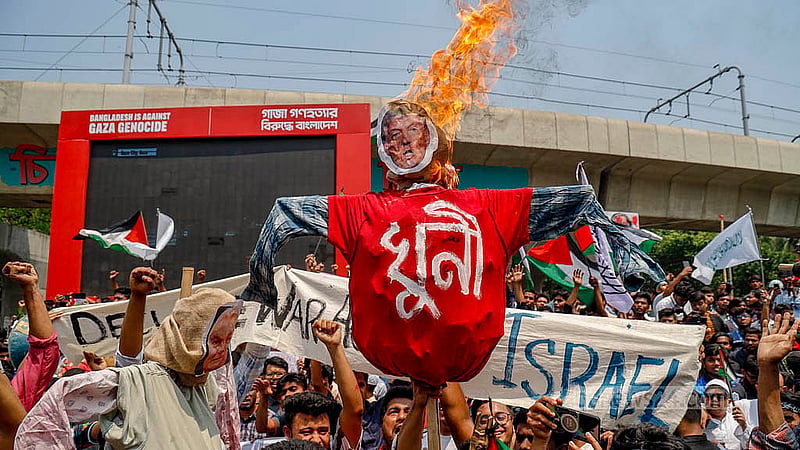 গাজায় গণহত্যার প্রতিবাদে সোমবার ঢাকা বিশ্ববিদ্যালয়ের রাজু ভাস্কর্যের সামনে পোড়ানো হয় ইসরায়েলের মিত্র যুক্তরাষ্ট্রের প্রেসিডেন্ট ডনাল্ড ট্রাম্পের কুশপুতুল