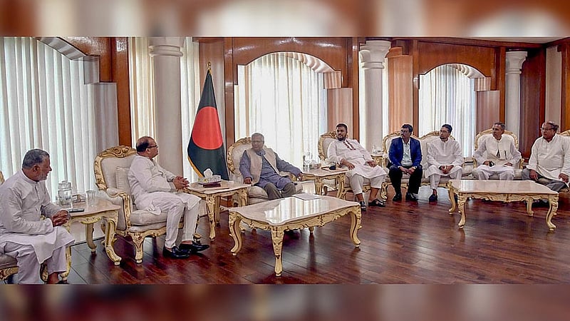 রাষ্ট্রীয় অতিথি ভবন যমুনায় শনিবার প্রধান উপদেষ্টা মুহাম্মদ ইউনূসের সঙ্গে রাজনৈতিক দলগুলোর আলোচনায় বিভিন্ন রাজনৈতিক দলের নেতারা।