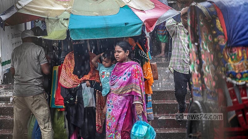 টানা কয়েক দিনের তীব্র গরমের পর মঙ্গলবার এক পশলা বৃষ্টিতে স্বস্তি পান রাজধানীবাসী। মুগদা এলাকা থেকে তোলা