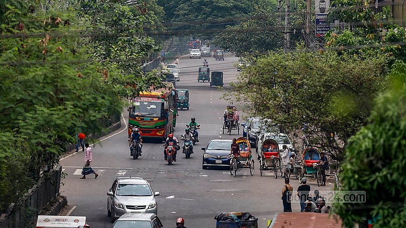 যানজটের শহর ঢাকার রাস্তা ঈদের আগের দিন প্রায় ফাঁকা। রোববার দুপুরে ঢাকার মিরপুর সড়কের কলাবাগান এলাকার দৃশ্য