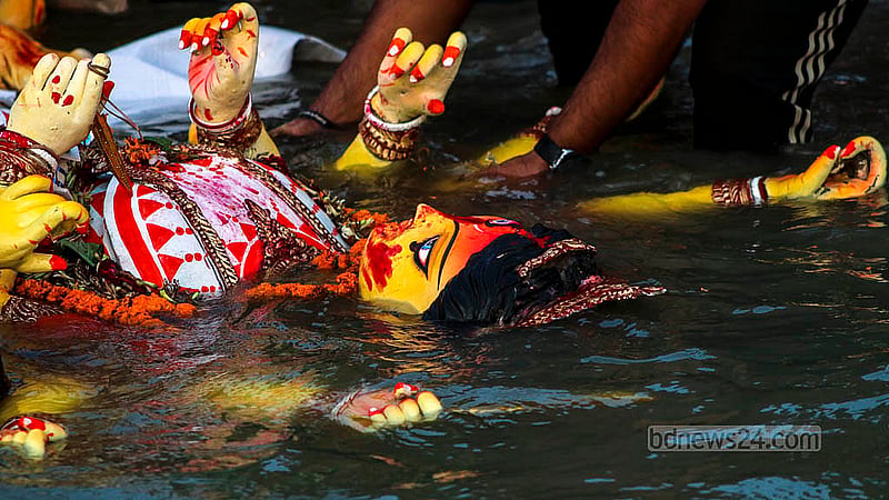 দুর্গা পূজার দশমী তিথিতে রোববার ঢাকার বছিলার বুড়িগঙ্গা নদীতে প্রতিমা বিসর্জনের মধ্য দিয়ে দেবী দুর্গাকে বিধায় জানায় ভক্তরা