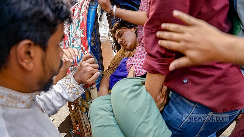 নতুন ছাত্র সংগঠনের আত্মপ্রকাশ নিয়ে বুধবার বিকালে ঢাকা বিশ্ববিদ্যালয়ের মধুর ক্যান্টিনে বিক্ষোভ ও হাতাহাতিতে বেসরকারি বিশ্ববিদ্যালয়ের এক শিক্ষার্থী অসুস্থ হয়ে পড়লে তাকে হাসপাতালে নেওয়া হয়