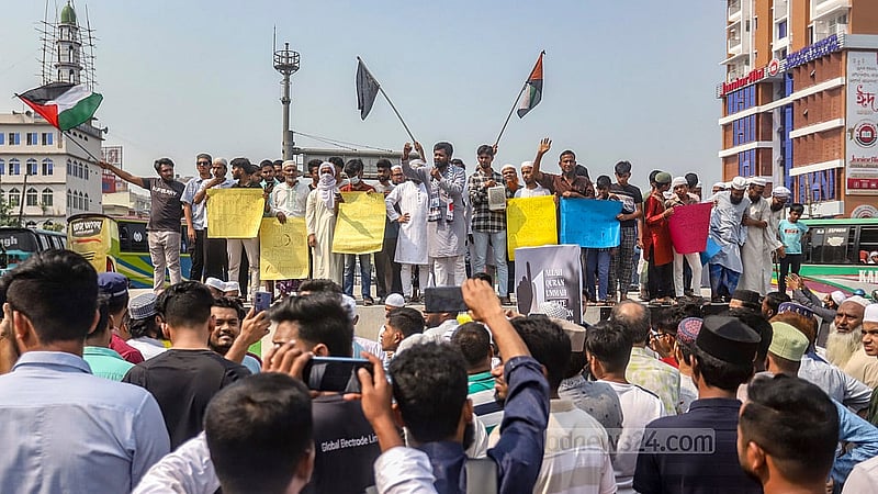 ফিলিস্তিনের গাজায় ইসরায়েলি বাহিনীর নির্বিচার হামলা ও হত্যার প্রতিবাদে সোমবার ঢাকার দোলাইরপাড় মোড়ে বিক্ষোভ-সমাবেশ হয়েছে