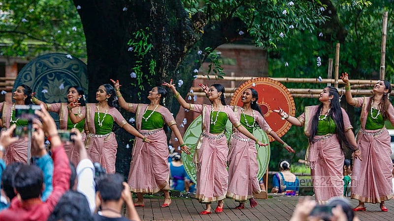 ঢাকা বিশ্ববিদ্যালয়ের চারুকলা অনুষদের বকুলতলায় শুক্রবার অর্থী আহমেদ ডান্স একাডেমির শিল্পীরা নৃত্য পরিবেশন করেন, যাদের কেউই পেশাগত শিল্পী নন। তারা নৃত্য করেন শখের বশে