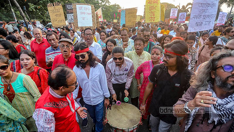 রাজধানীর মানিক মিয়া অ্যাভিনিউয়ে শুক্রবার ‘নারীর ডাকে মৈত্রী যাত্রা’ কর্মসূচিতে নারী, শ্রমিক, শিক্ষার্থী, শিক্ষক ও বিভিন্ন শ্রেণি-পেশার মানুষ অংশ নেন