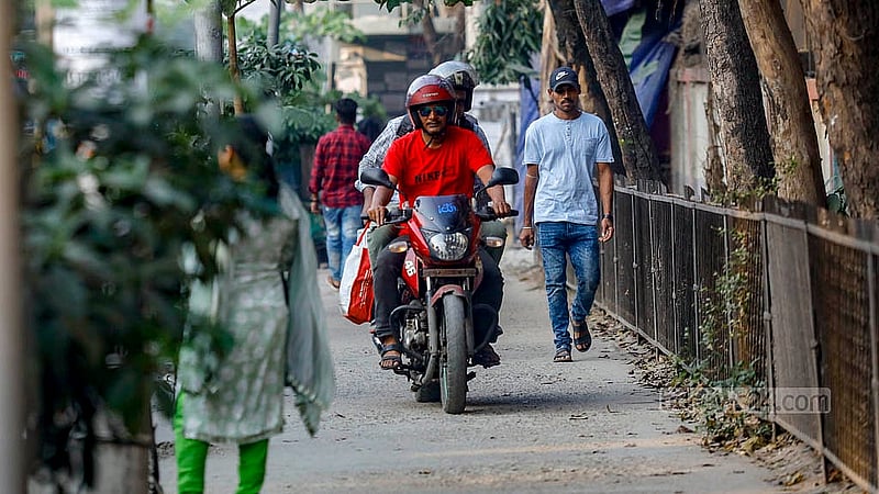 রাজধানীতে যানজট বাড়লে ফুটপাতে বাইকের সংখ্যা বেড়ে যায়। প্রথম রোজাতেও দেখা গেল সেই দৃশ্য