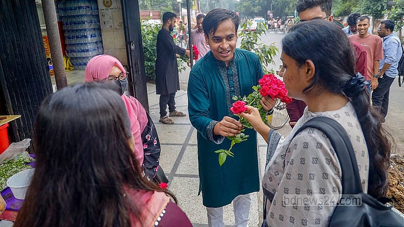 ডাকসু নির্বাচনে ‘স্বতন্ত্র শিক্ষার্থী ঐক্য’ প্যানেলের জিএস প্রার্থী আল সাদী ভূঁইয়া মঙ্গলবার দুপুরে টিএসসি এলাকায় শিক্ষার্থীদের ফুল দিয়ে প্রচার শুরু করেন। এ প্যানেলের ভিপি প্রার্থী উমামা ফাতেমা