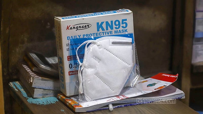 রাজধানীর মিটফোর্ড এলাকায় কেএন-৯৫ এর মত দেখতে ১০টির একটি বক্স বিক্রি হচ্ছে ২৫০ টাকায়