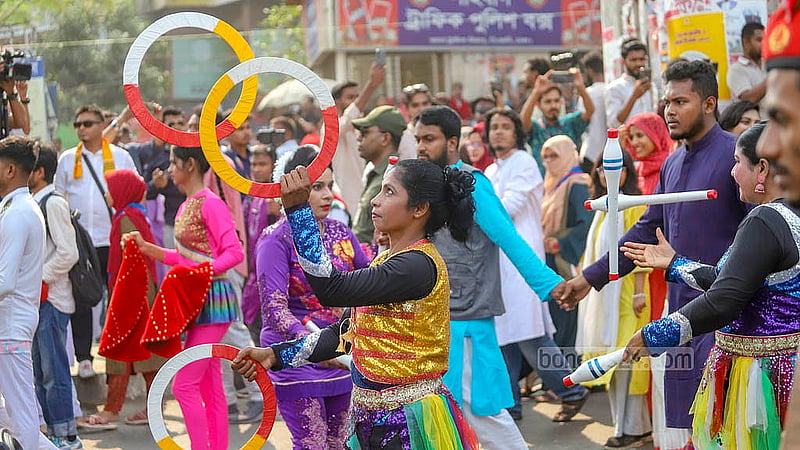বর্ষবরণ আনন্দ শোভাযাত্রায় নেচে-গেয়ে অংশ নেয় হাজারো মানুষ। এবারের পহেলা বৈশাখের এই বর্ণিল শোভাযাত্রার প্রতিপাদ্য ‘নববর্ষের ঐকতান, ফ্যাসিবাদের অবসান’